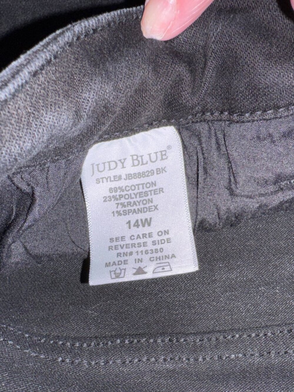 Judy Blue - Distrressed Raw Hem Cropped Wide Leg Jeans - Black - 14w - Picture 5 of 10
